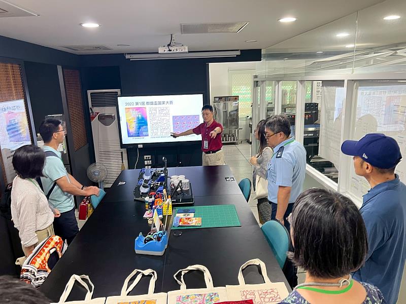 崑山科大為屏東高工師長導覽織物染整及印花類產線基地。