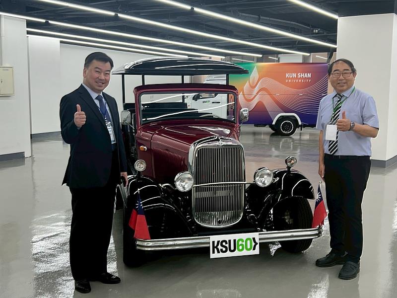 崑大李天祥校長（左）帶領屏東高工蔡俊彥校長（右）參觀校內類產線。