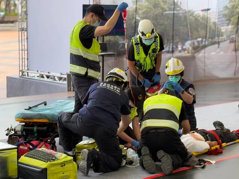 除安排OHCA情境演練，示範一連串到院前緊急救護處置流程，包括DACPR（119線上指導壓胸）、多軌派遣（警察運送AED、高階救護支援ALS、Doctor Car）、現場啟動院前葉克膜，並完美串聯院前急救與院內治療生命之鏈。