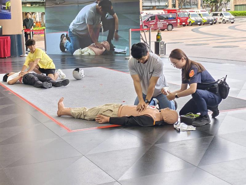 多軌派遣（警察運送AED）。