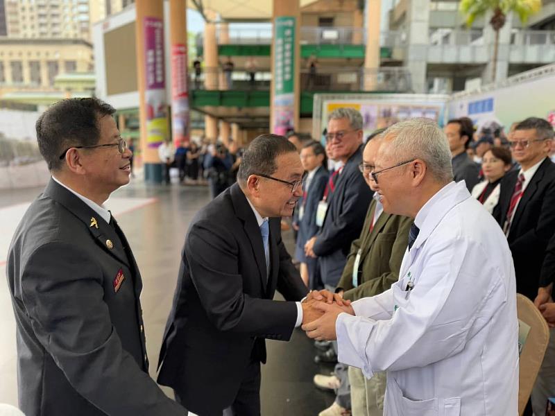 侯友宜市長表示,新北市一直都很重視緊急救護相關政策,多年來持續投注資源強化救護醫療服務與品質,另外也特別要求消防局與各急救責任醫院保持緊密合作,組成綿密的緊急救護網。