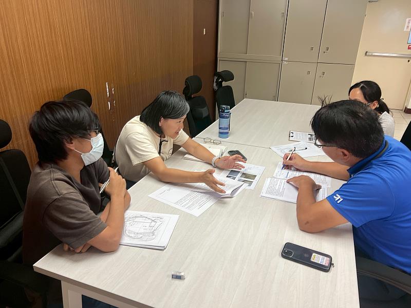 業者諮詢水污染防治措施許可文件輔導作業。