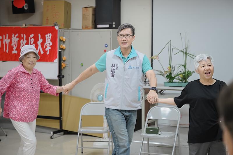 副市長林琨瀚與據點長輩一起運動同樂。
