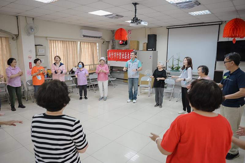 副市長林琨瀚與據點長輩一起運動同樂。