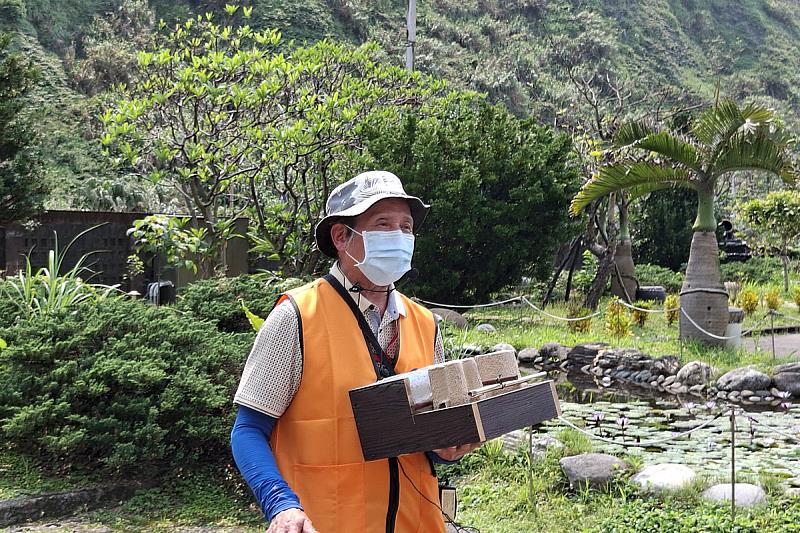 環保志工為學生們詳細解說會呼吸停車場的部件結構與運作原理。