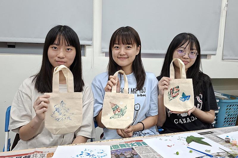 航管系學生們開心展示DIY葉拓飲料袋作品。