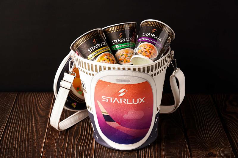 來一杯大的！星宇航空攜手日清食品推出「巨無霸泡麵杯包」