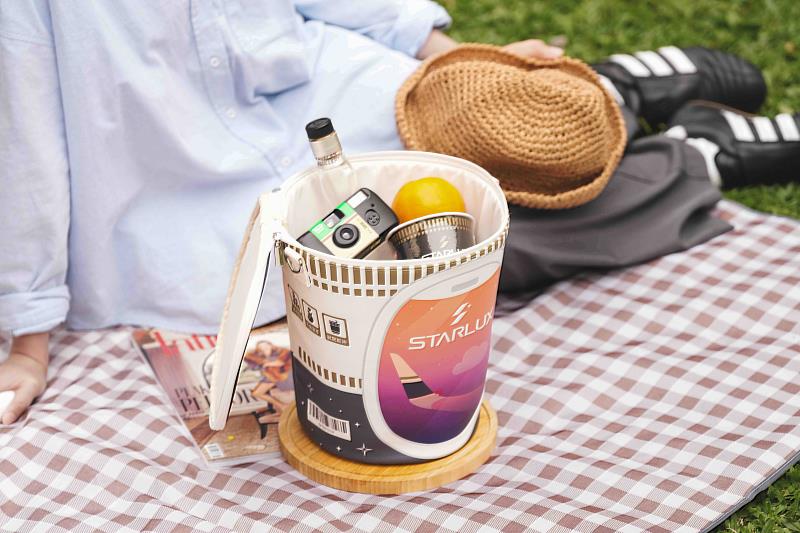 「巨無霸泡麵杯包」除外型搶眼外，更是能穿梭於生活的實用單品，能輕鬆裝入野餐的點心與飲品。