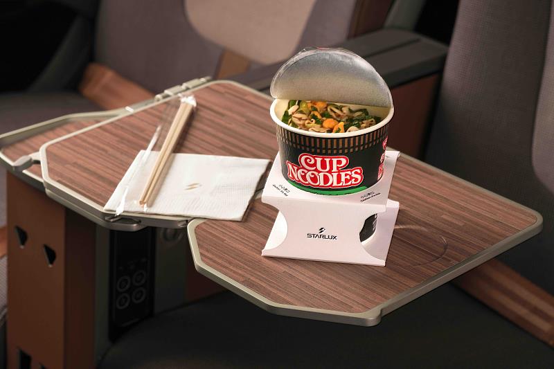 凡搭乘8小時以上長程航班的豪華經濟艙、商務艙及頭等艙旅客，皆能在長途飛行中品嚐道地的日式豚骨杯麵。
