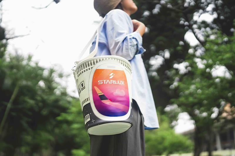 以日清經典杯麵造型為靈感打造，「巨無霸泡麵杯包」是將杯身放大數倍的趣味背包，並在外觀上巧妙融入了飛機魚板、日落機窗與機翼等航空元素。