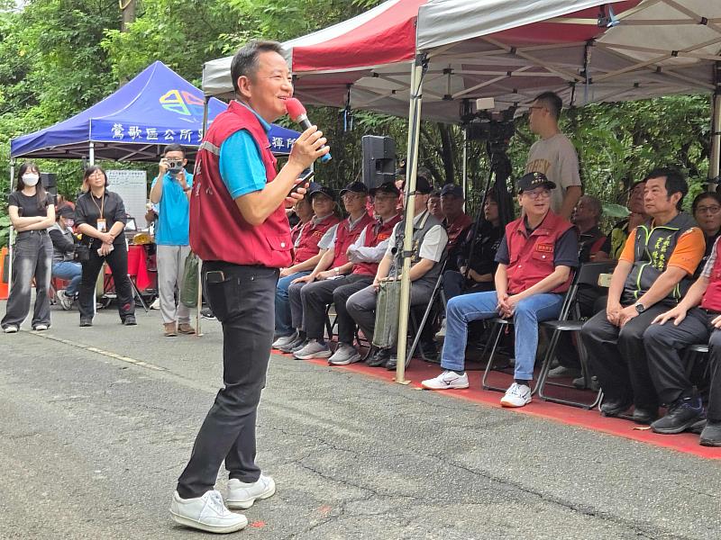 鶯歌區長於碧龍巷進行簡報。