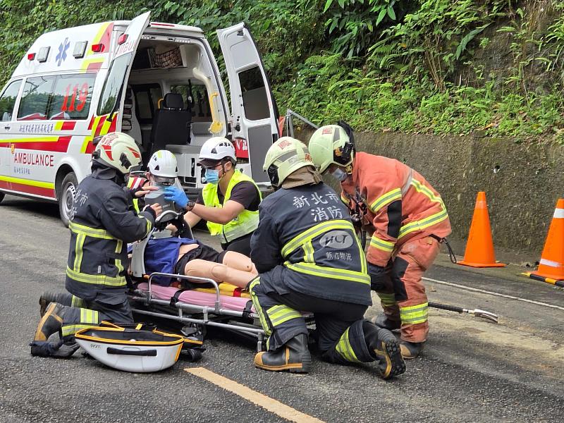 消防單位進行救援（結合無人機勘察）。