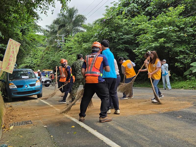 防災士及國軍協助清潔隊路面清潔。