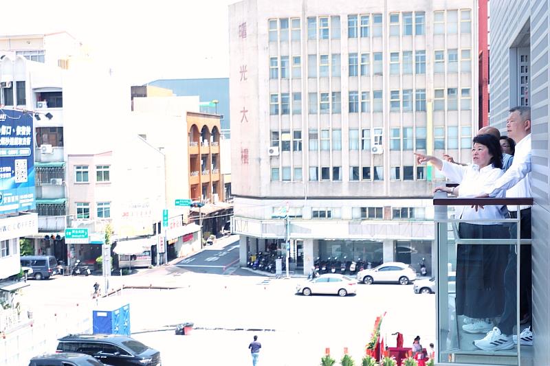 黃敏惠市長日前率隊視視察舊市公所工程。