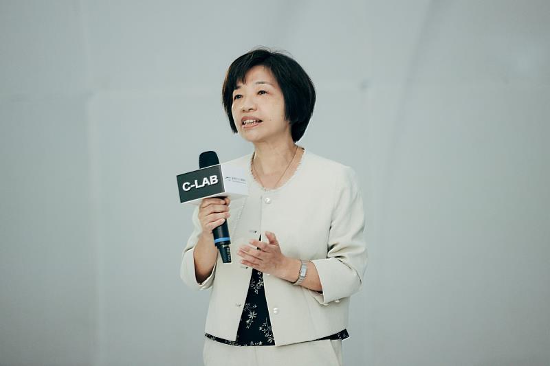 臺灣當代文化實驗場執行長謝翠玉於「FUTURE VISION LAB 2026」記者會上致詞。圖／C-LAB提供
