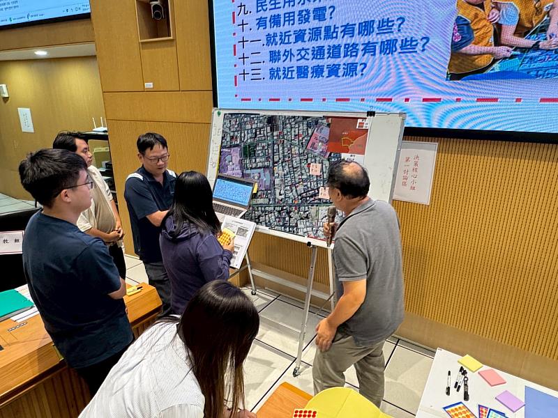 新北市115年度里長暨鄰里社區災害防救教育講習，講師授課地圖式兵推情形。