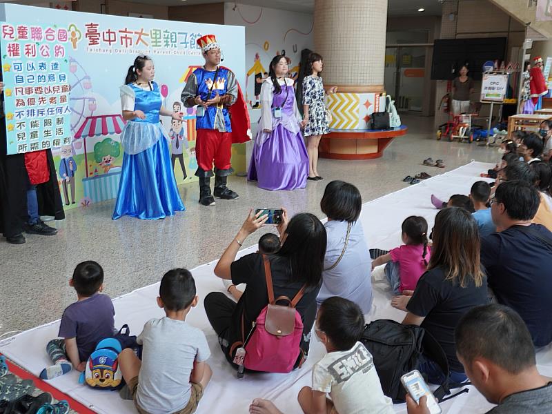 舞台上正上演改編版《灰姑娘》戲劇，透過重新詮釋角色處境，向台下的親子觀眾宣導兒童權利公約的精神。