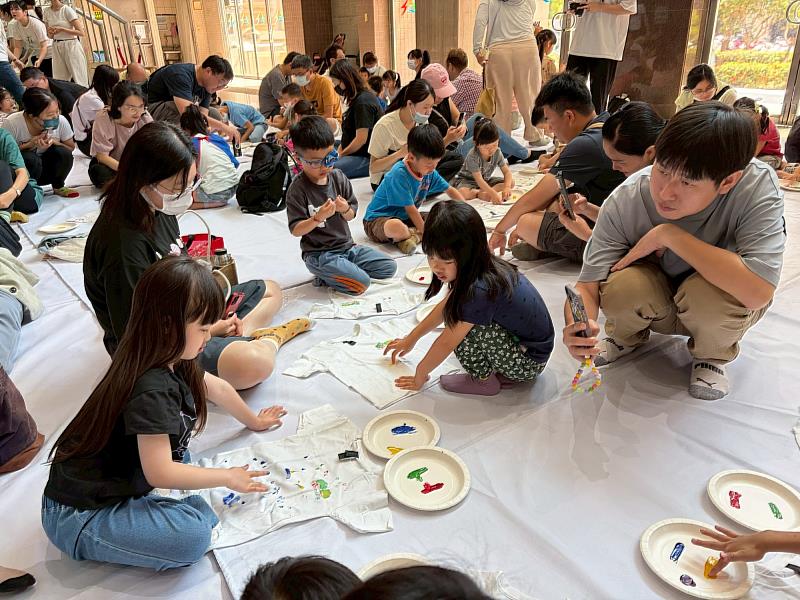 孩子們在「畫出我的話－衣服彩繪活動」中，運用繽紛色彩在 T 恤上自由創作，將情感與想法化為具體圖案。