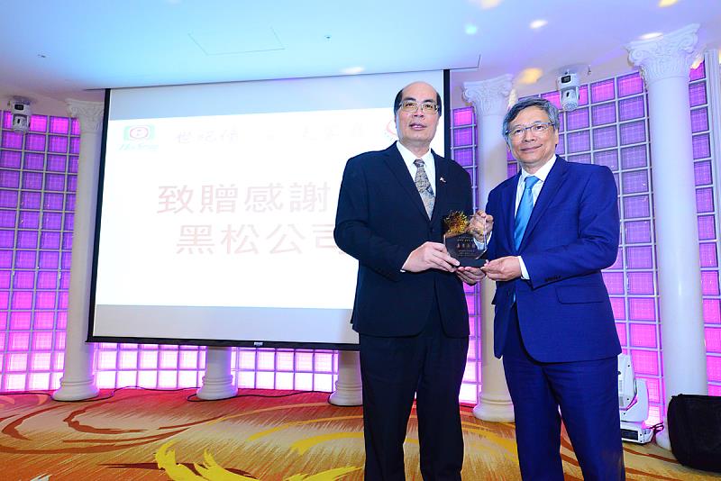 海大龔瑞林特聘教授（左）除學術傑出外與產業亦合作密切。右為黑松公司張斌堂董事長。