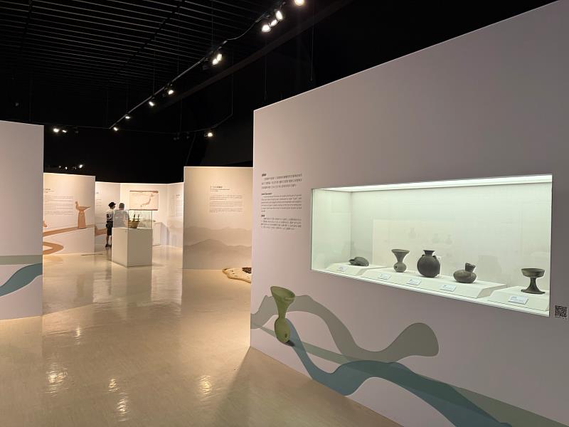 「靜土有聲:臺日古代文物對話特展」6大主題展區,將文物、影像、模型與數位互動裝置交織出層層文化肌理。