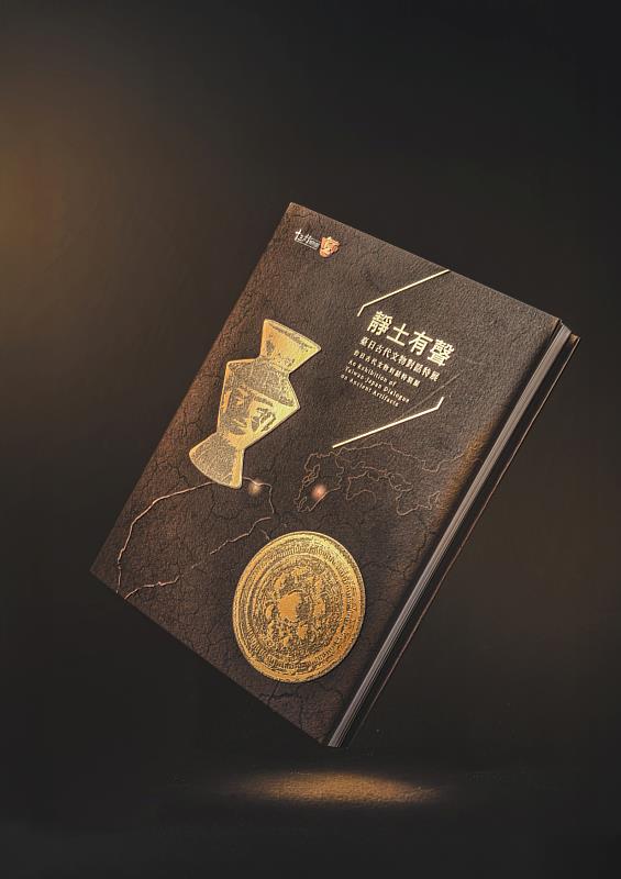 獲獎專輯結合絹印金泥漿與特殊燙金，在光線中折射出多層次的金屬質感。