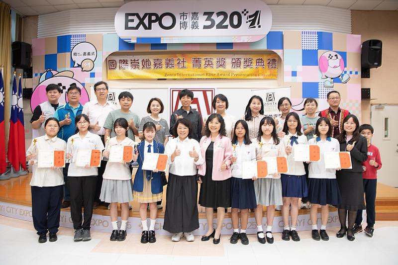 黃敏惠市長與獲獎學子合影。