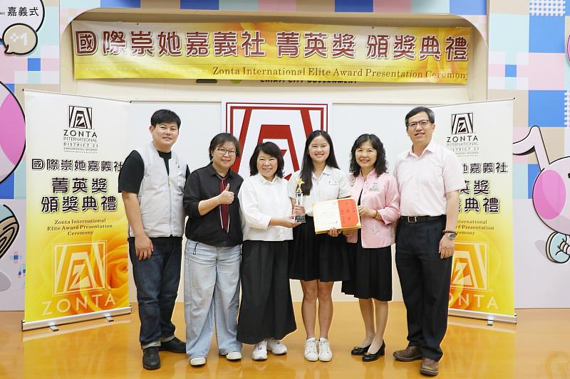 黃敏惠市長與林于貝同學合影。