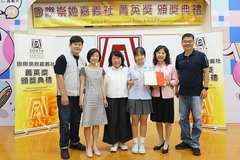 黃敏惠市長與邱冠欣同學合影。