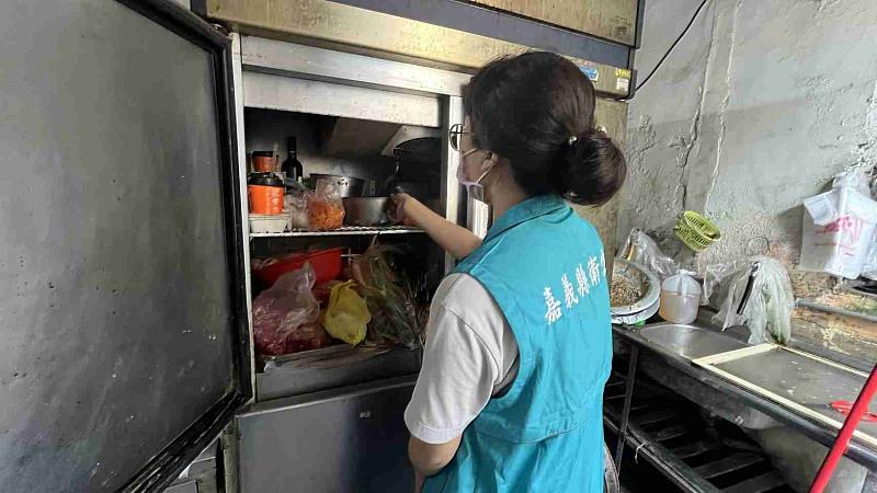 排隊名店便當含異物，嘉縣衛生局即時稽查、勒令限期改善。