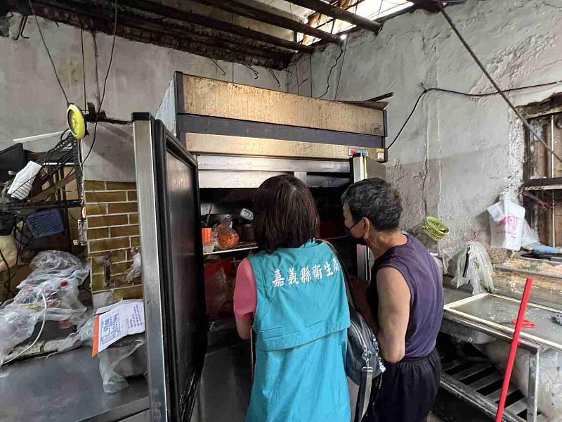 排隊名店便當含異物，嘉縣衛生局即時稽查、勒令限期改善。