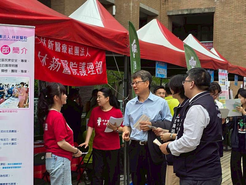 中臺科大廖朝財研發長協同臺中市就業服務處陳靖玟處長、卓佳興站長拜訪參展單位。