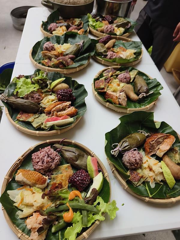 用竹盤及香蕉葉排列食材，環保減碳