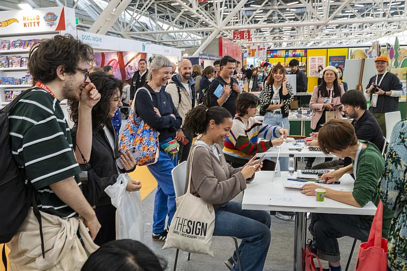 林小杯、劉旭恭在臺灣館進行似顏繪活動，反應熱烈，吸引與會者圍觀。（文策院提供）