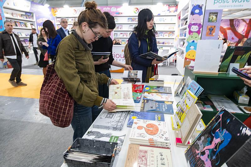 波隆那童書展臺灣館首度設置銷售區，吸引與會者駐足翻閱。（文策院提供）