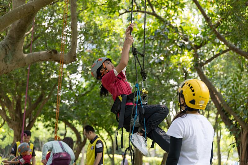 崁腳國小學童在專業教練引導下體驗攀樹，透過親近大自然的戶外活動，學習勇敢跨出舒適圈、挑戰自我。