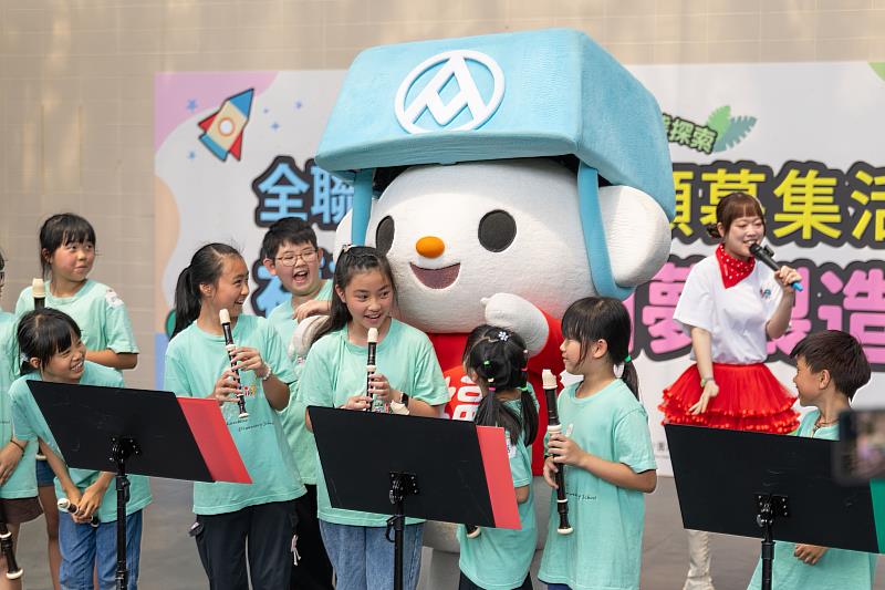 活動中孩子們帶來精彩的直笛吹奏表演，向現場嘉賓與志工展現平時辛勤練習的成果。