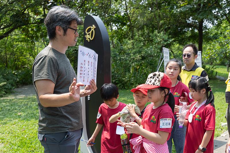 全聯企業志工陪伴孩子在大安森林公園進行生態探索，透過實竟解謎認識城市綠地的自然環境與生態多樣性。
