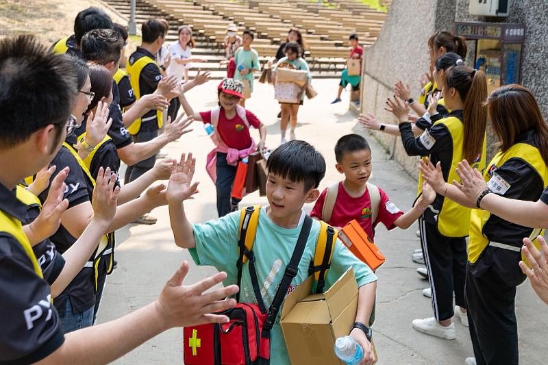 活動尾聲，企業志工列隊歡送學童，以掌聲與鼓勵為圓夢旅程留下溫暖句點。