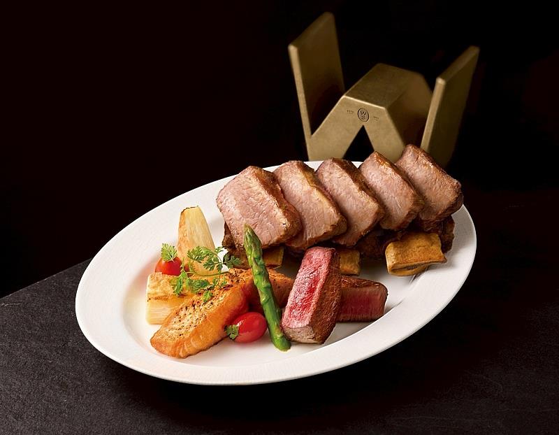 「王者盛宴」主餐：經典牛小排搭佐煎炙外酥內嫩的菲力牛排，以及香甜細緻的鮭魚，一次體驗三種迷人滋味。