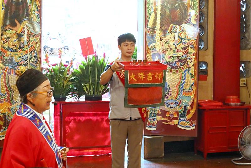 楊張建南處長行獻禮