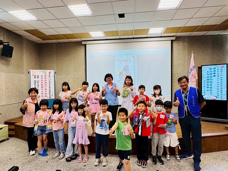 小朋友有獎徵答拿到禮物