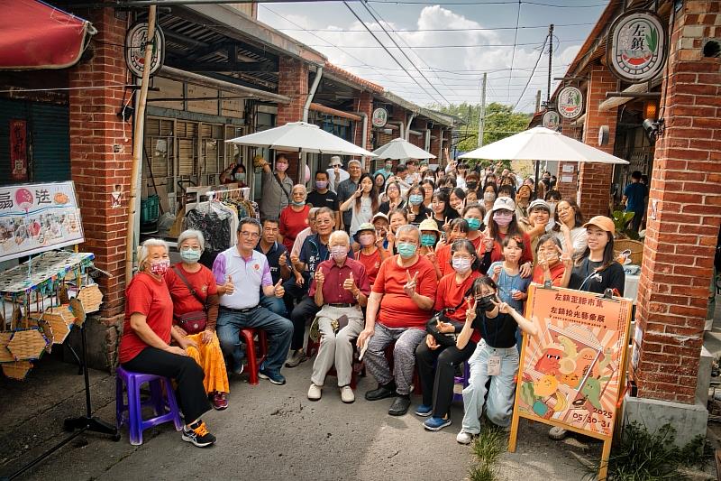 【南臺科技大學2026年第七屆《遠見》USR大學社會責任獎獲獎方案「左曜山生─創意生活加值計畫2.0」展現豐碩實踐成果：114年5月30日《左鎮拾光藝象展》開展合照。(照片提供：左達工作室)】