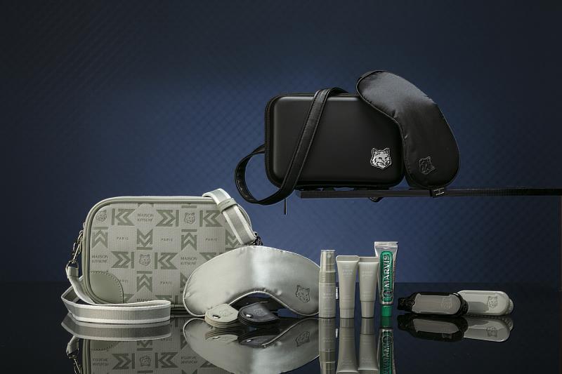 長榮航空現行服務用品與時尚潮牌Maison Kitsuné專屬合作，完美契合長榮航空致力於提供國際化服務、連結全球旅客的品牌定位，首次將皇璽桂冠艙過夜包與睡衣使用同一個品牌設計，其品牌經典元素為狐狸圖騰，深受旅客喜愛。