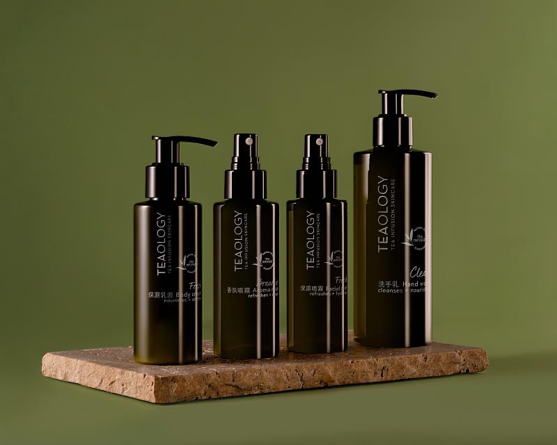長榮航空機上盥洗室用品，豪華經濟艙及經濟艙使用義大利創新品牌TEAOLOGY，是一個標榜天然、純素和環保的化妝品牌，以大自然為原料，每款產品都融入了茶浸護膚專利技術的優點。