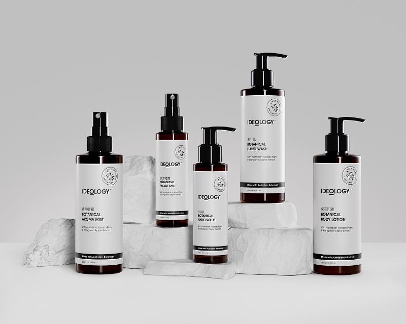 長榮航空機上盥洗室用品，皇璽桂冠艙使用的是來自澳洲知名品牌IDEOLOGY，其原料添加澳洲水果萃取物等植物配方，香氣溫和帶有清新果香。