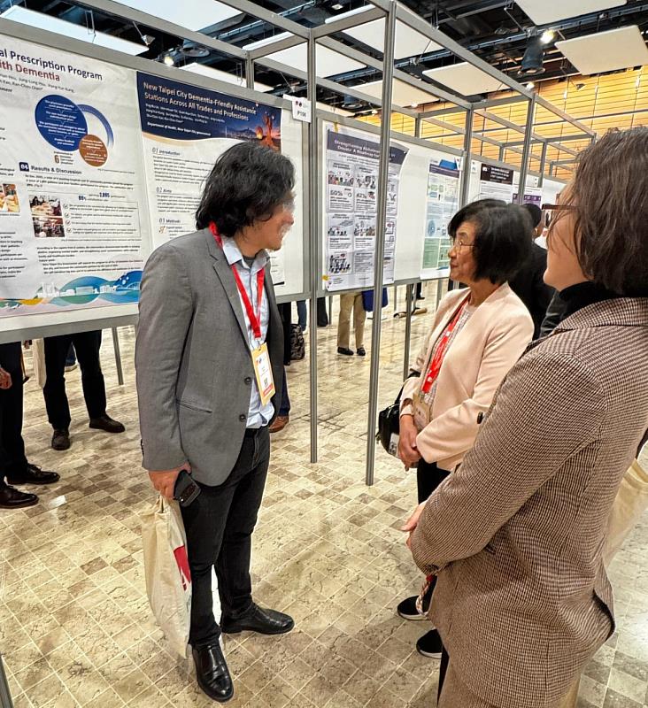 與國際學者交流討論