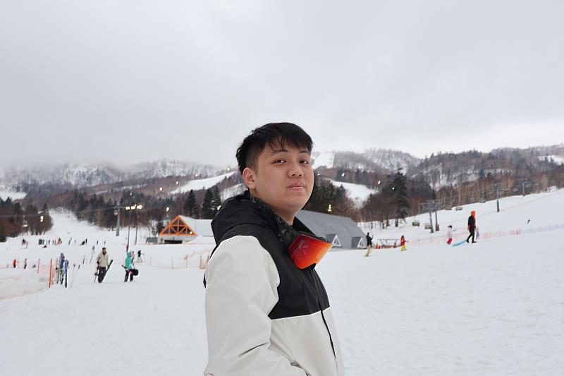 信義房屋楊梅重劃店黃昱翔「市場囝仔」出身，不走既定人生道路，憑藉不服輸的個性與真誠服務的態度，榮獲2025年金仲獎。