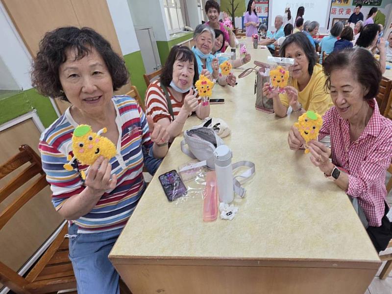 帶領長者製作手作果形吊飾；健康大使社李娟社長表示，希望透過這個掛在包包或鑰匙上的健康守護小吊飾，能隨時提醒長輩記得正確吃水果。