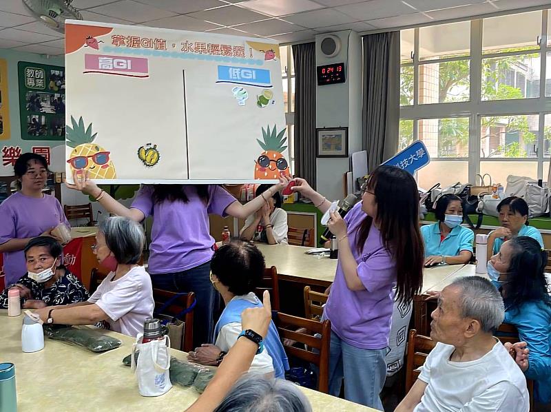 健康大使社同學以自身衛生保健專業，深入淺出地講解如何正確食用水果，以穩定血糖及服藥時的水果飲食禁忌。