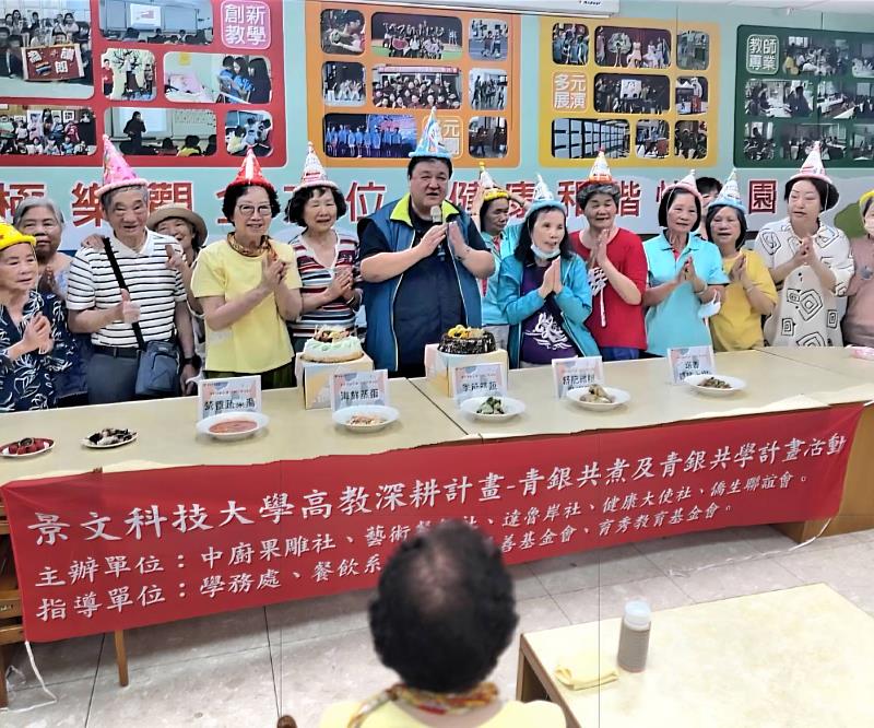 「秀秀大寶貝義廚團」，送上手做大蛋糕慶賀這一季生日的壽星。